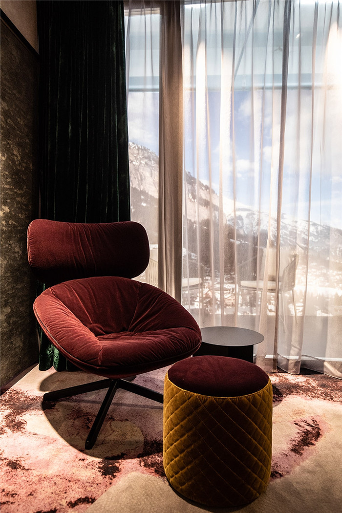 传统阿尔卑斯山度假酒店设计的现代风格演绎