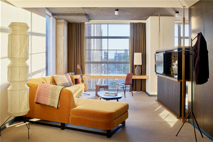 时髦工业风精品酒店设计   芝加哥Ace酒店客房休息区设计方案